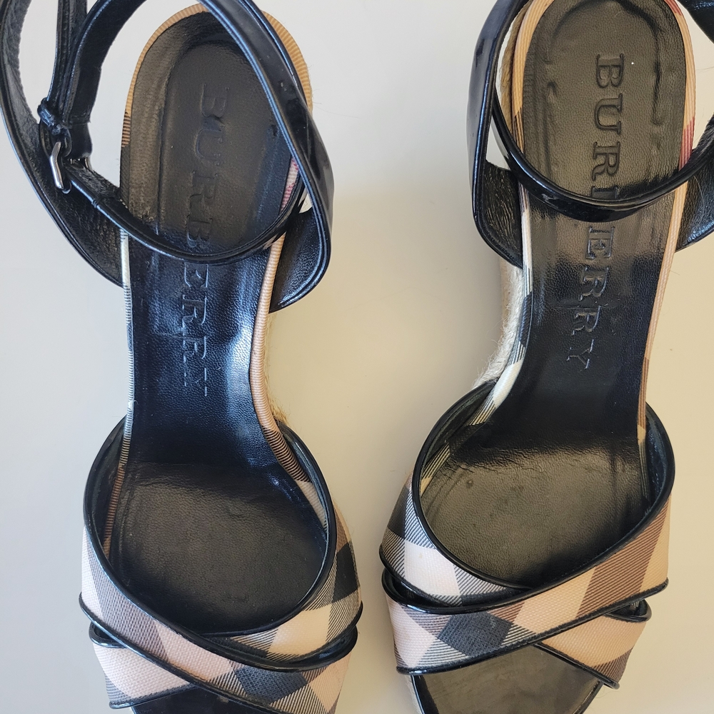 Burberry Women's Black and Cream Sandals